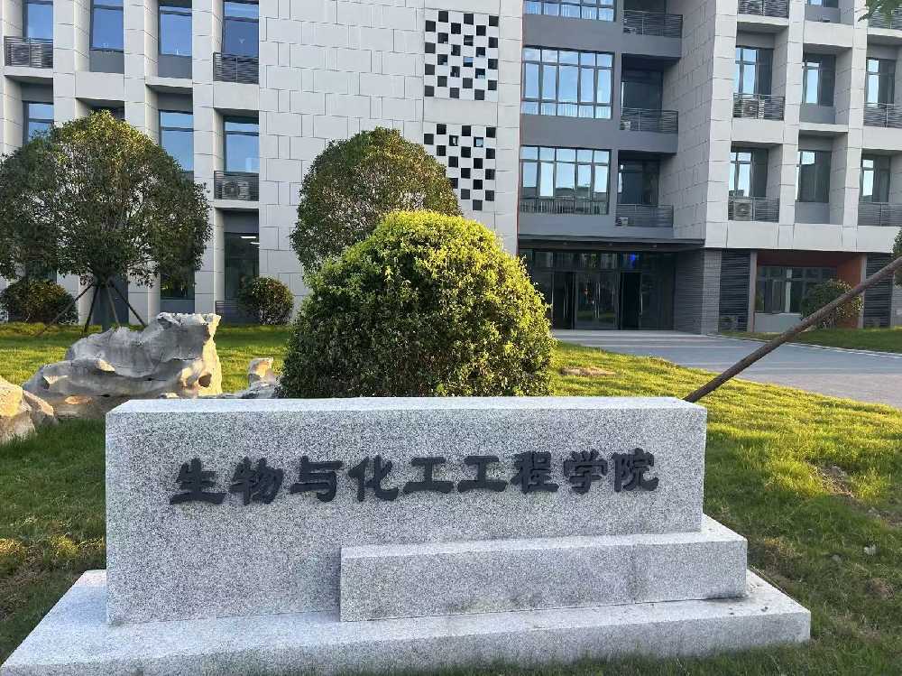 阿荣旗扬州职业大学体育场高杆灯项目